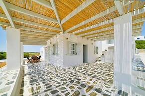 Deep Blue Villa With 4 Bedrooms in Paros