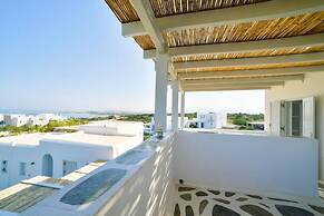 Coral Villa With 4 Bedrooms in Paros