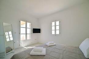 Coral Villa With 4 Bedrooms in Paros