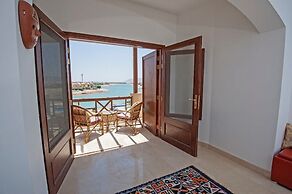 Apartment Overlooking Pool & Lagoon