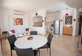 Apartment Overlooking Pool & Lagoon