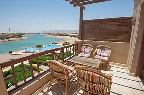 Apartment Overlooking Pool & Lagoon