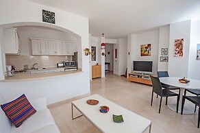 Apartment Overlooking Pool & Lagoon