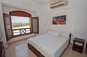 Apartment Overlooking Pool & Lagoon