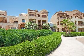 Apartment Overlooking Pool & Lagoon