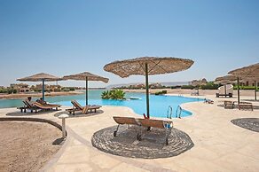 Apartment Overlooking Pool & Lagoon
