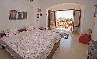 Apartment Overlooking Pool & Lagoon