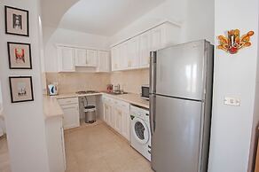 Apartment Overlooking Pool & Lagoon