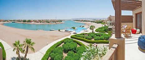 Apartment Overlooking Pool & Lagoon