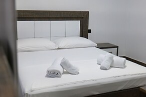The Peak Hotel & Lounge