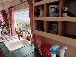 Pretty & Cosy Boat in Stunning Valley View, Wales