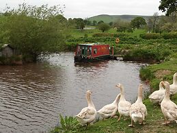 Pretty & Cosy Boat in Stunning Valley View, Wales