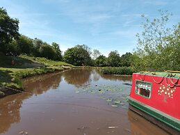 Pretty & Cosy Boat in Stunning Valley View, Wales