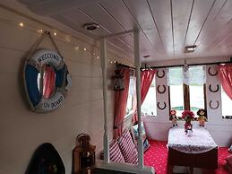 Pretty & Cosy Boat in Stunning Valley View, Wales