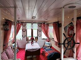 Pretty & Cosy Boat in Stunning Valley View, Wales