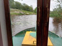 Pretty & Cosy Boat in Stunning Valley View, Wales