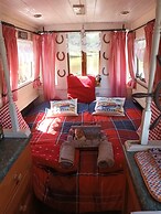 Pretty & Cosy Boat in Stunning Valley View, Wales