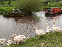 Pretty & Cosy Boat in Stunning Valley View, Wales