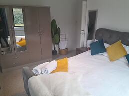 Impeccable 2-bed Apartment in Grays, London