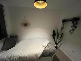 Impeccable 2-bed Apartment in Grays, London