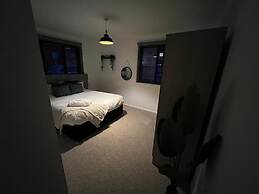 Impeccable 2-bed Apartment in Grays, London