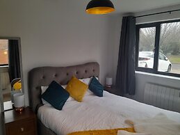 Impeccable 2-bed Apartment in Grays, London