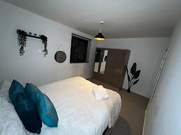 Impeccable 2-bed Apartment in Grays, London