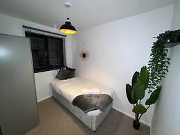 Impeccable 2-bed Apartment in Grays, London