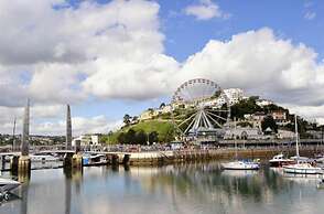 Lovely Apartment Sleeps 6 Singles in Torquay