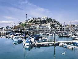 Lovely Apartment Sleeps 6 Singles in Torquay