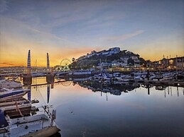 Lovely Apartment Sleeps 6 Singles in Torquay