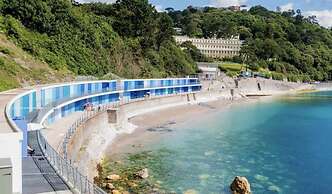 Lovely Apartment Sleeps 6 Singles in Torquay