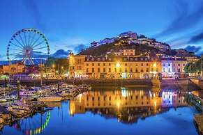 Lovely Apartment Sleeps 6 Singles in Torquay