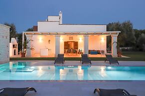 TD Villa Ricchiari Traditional Villa With Designer Pool