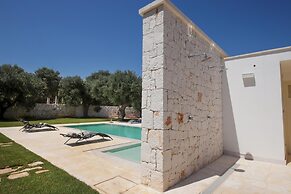 TD Villa Ricchiari Traditional Villa With Designer Pool