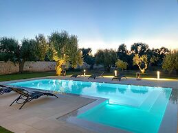 TD Villa Ricchiari Traditional Villa With Designer Pool