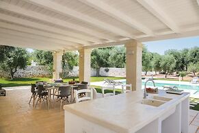 TD Villa Ricchiari Traditional Villa With Designer Pool