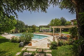 TD Dimora di Genna Trulletto With Lush Garden Pool