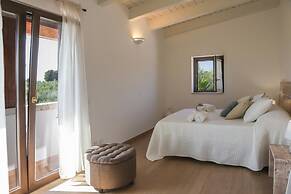 TD Trulli Saveni Trulli With Pool Near the Centre