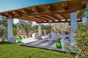 TD Trulli di Montaltino With Stunning Huge Pool