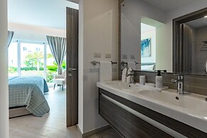 Family Getaway Apartment - On The Beach