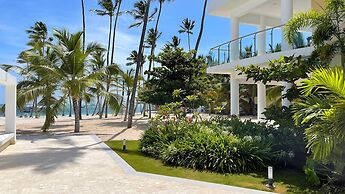 Family Getaway Apartment - On The Beach