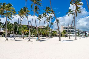 Family Getaway Apartment - On The Beach