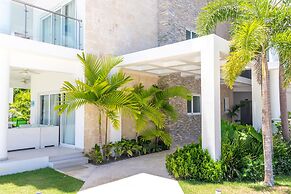 Family Getaway Apartment - On The Beach