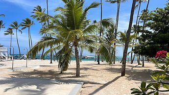 Family Getaway Apartment - On The Beach