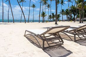 Family Getaway Apartment - On The Beach