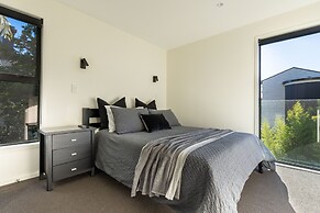 High-end 3BR House - Skytower View