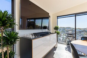 High-end 3BR House - Skytower View