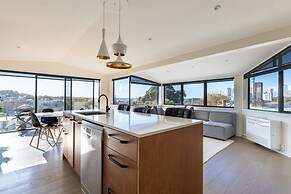 High-end 3BR House - Skytower View