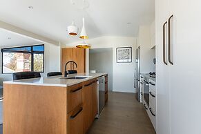 High-end 3BR House - Skytower View